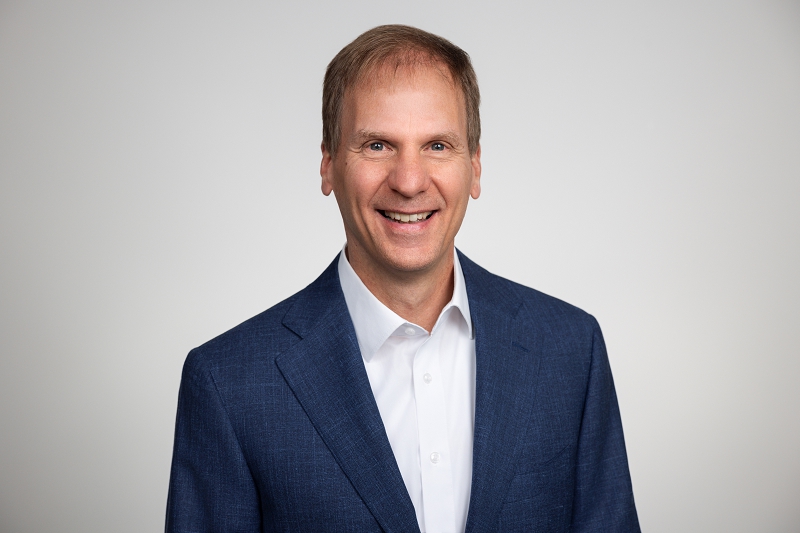 Roger E. Rhoades, Trainer & Inhaber